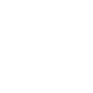 zittend achter bureau wit